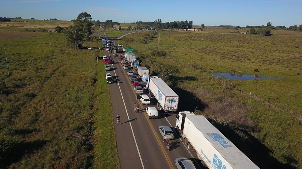 Greve dos caminhoneiros faz governo do Paraná restringir uso de frota oficial | Marcelo Pinto/APlateia