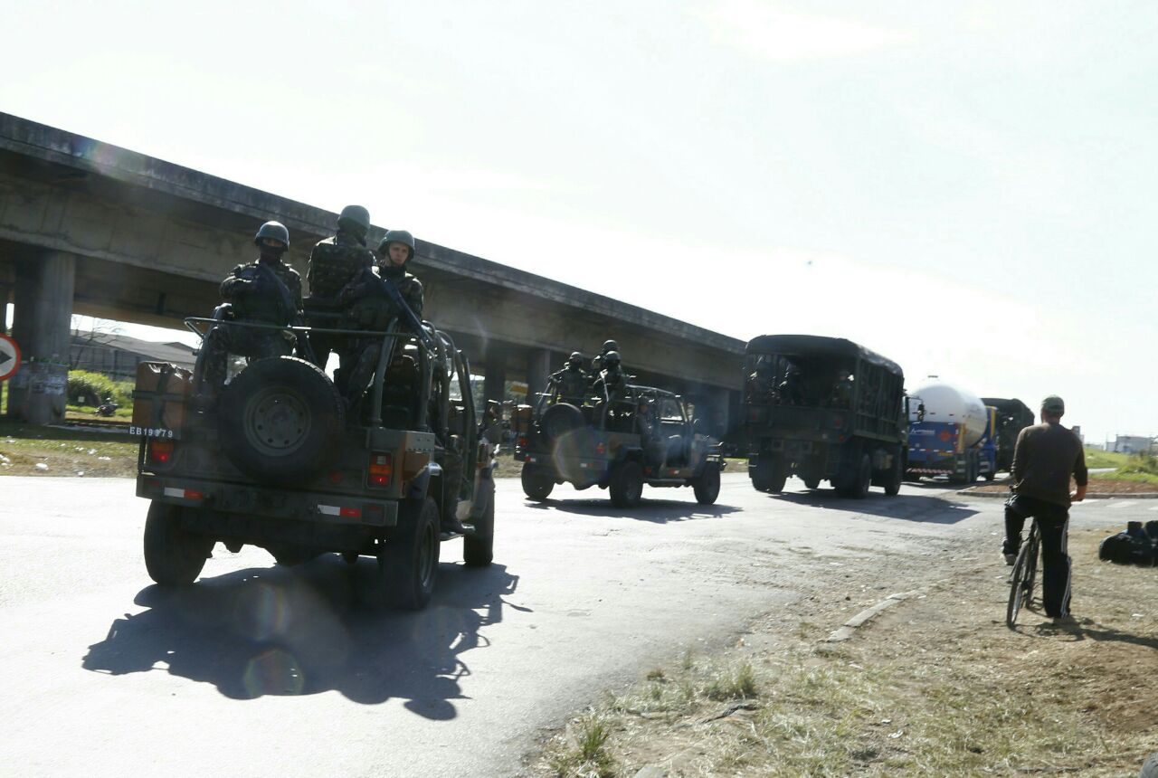 Soldados do Exército fazem escolta de caminhão de gás em Araucária. | Aniele Nascimento/Gazeta do Povo