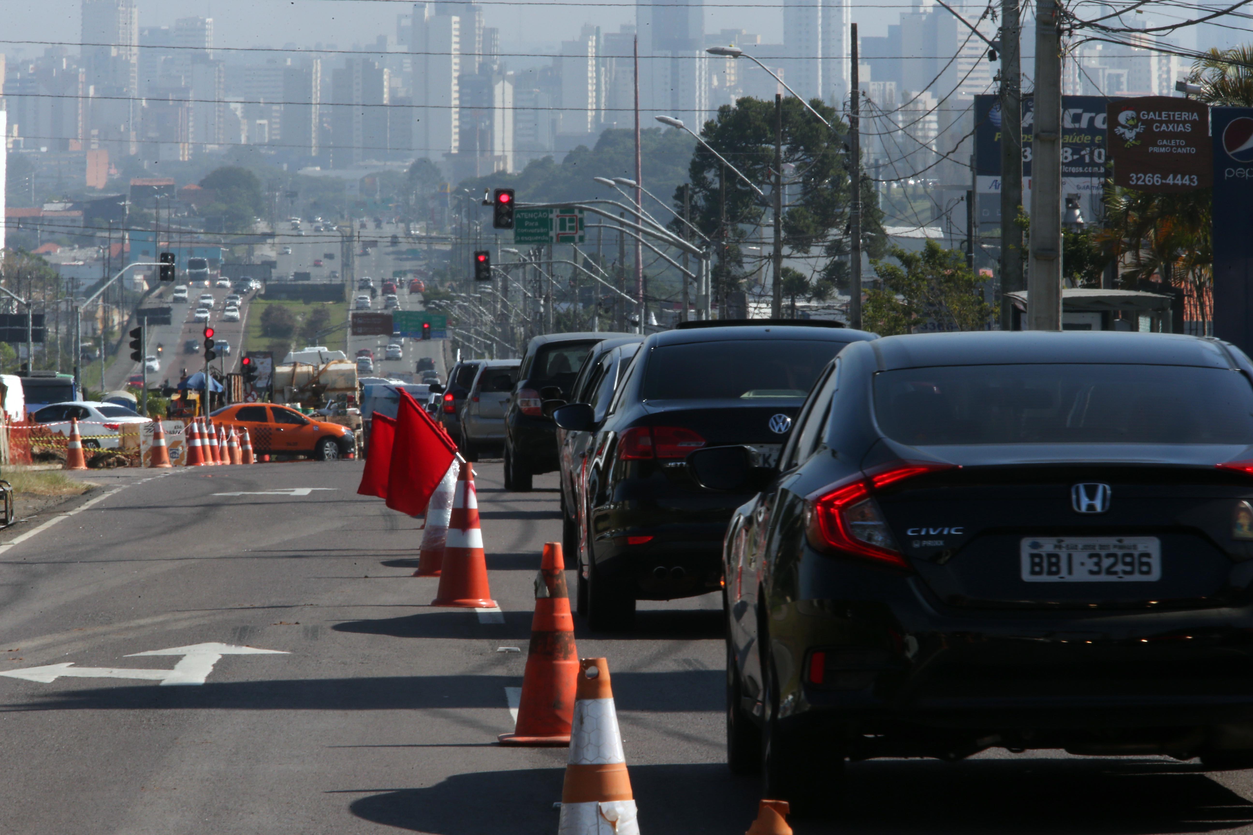 As obras na Avenida Comendador Franco são realizadas pela Copel para a instalação de cabos subterrâneos | Albari Rosa/Gazeta do Povo