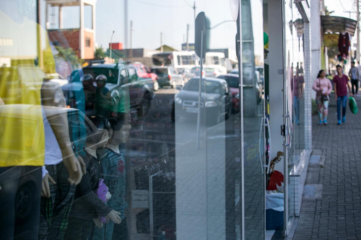 Sem consumidores, alternativa para o comércio pode ser dispensar os funcionários e renegociar as horas | Marcelo Andrade
Gazeta do Povo