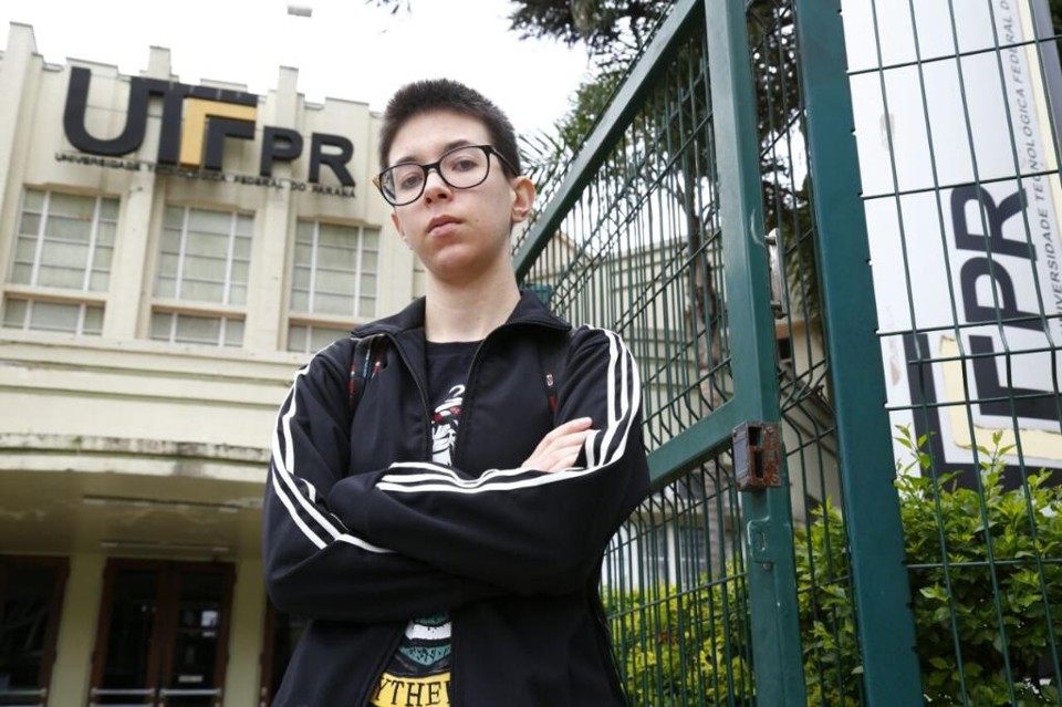 Dois meses após o início das aulas, UTFPR admite não ter condições de atender estudantes com deficiência A estudante Bruna Bianchi sofre de surdez profunda nos dois ouvidos e solicita um tradutor-intérprete para acompanhar as aulas | Aniele Nascimento/Gazeta do Povo