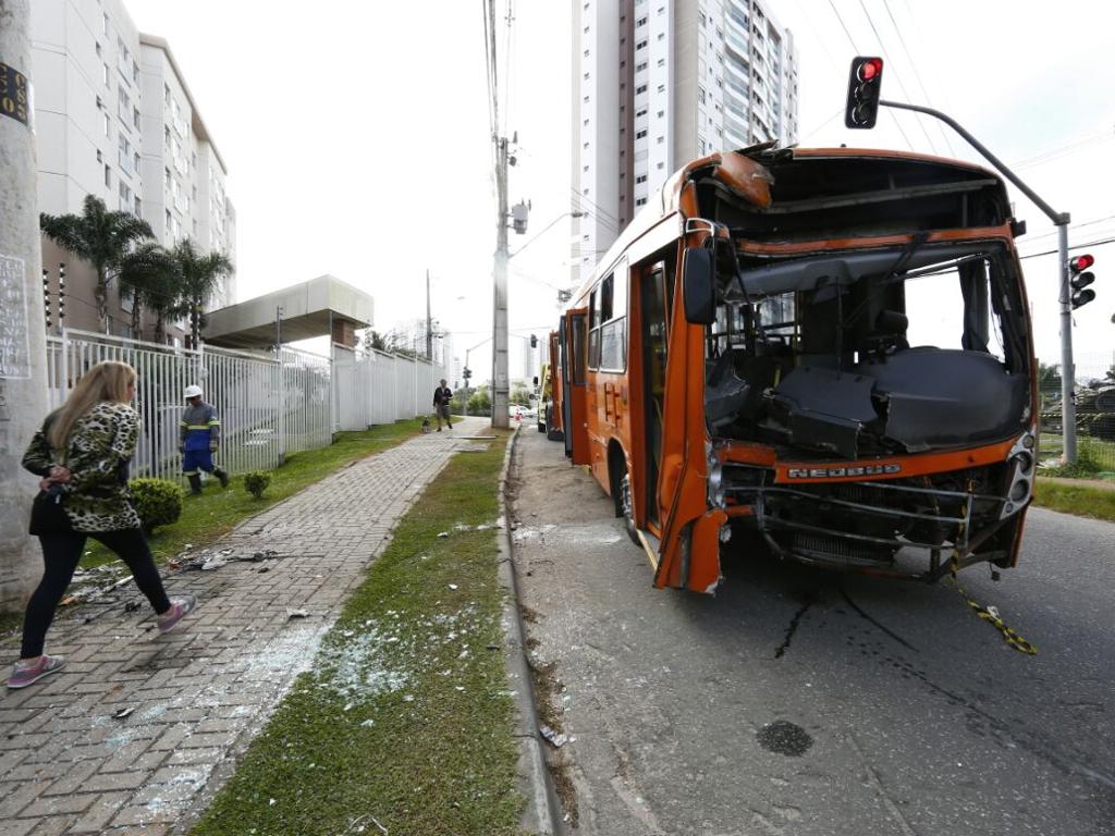 Quatro vítimas do acidente foram atendidas pelo Siate. Um homem de 25 anos corre risco de morte | Aniele Nascimento/Gazeta do Povo