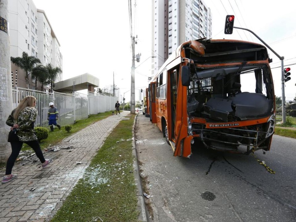 Quatro vítimas do acidente foram atendidas pelo Siate. Um homem  de  25 anos corre risco de morte | Aniele Nascimento/Gazeta do Povo
