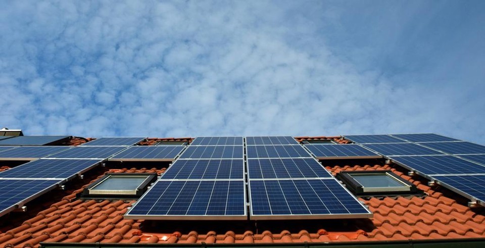 Energia solar gerada por residências e comércios atinge marca histórica no Brasil Painéis solares residenciais. | Creative Commons/Pixabay