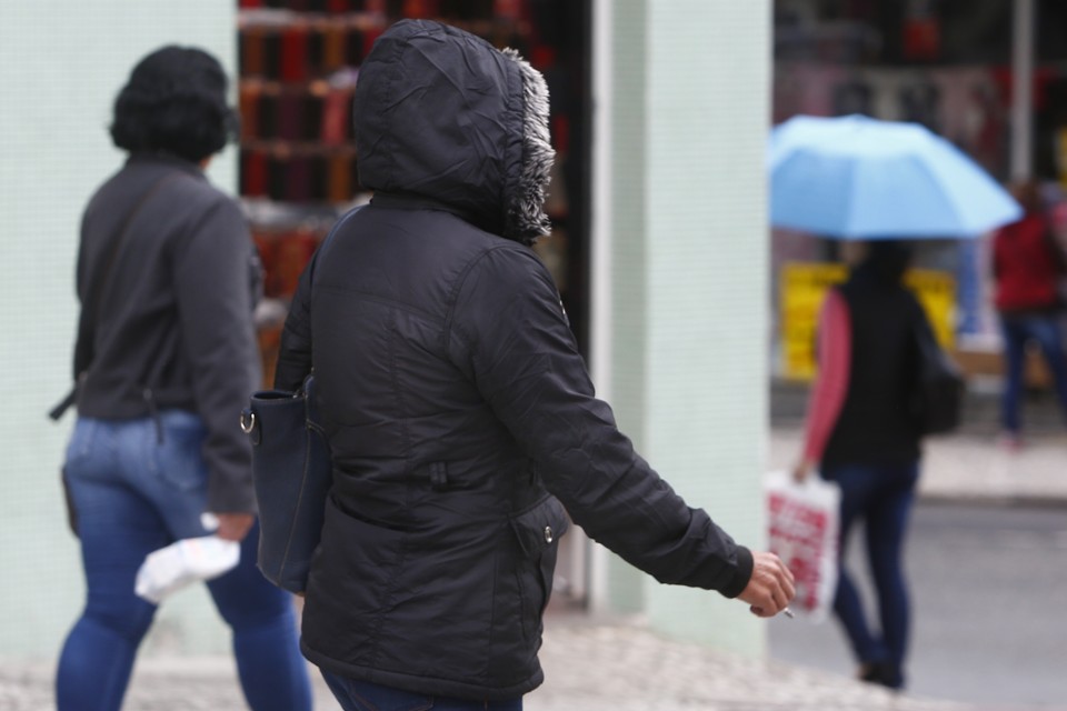 Semana deve ter temporais e queda nas temperaturas em Curitiba Capital deve sofrer influência de nuvens que pairam sobre o oceano Atlântico | Aniele Nascimento/Gazeta do Povo