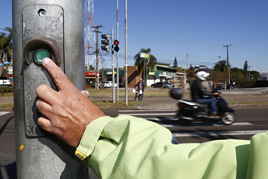 Liberação da travessia após apertar o botão dos semáforos depende de uma programação complexa. | Aniele Nascimento/Gazeta do Povo