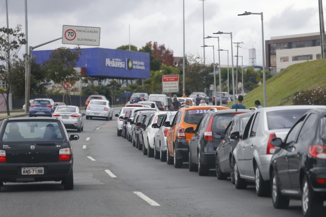 Motoristas ficaram horas esperando para abastecer nos poucos postos do país que conseguiram receber algum combustível. | Jonathan Campos/Gazeta do Povo