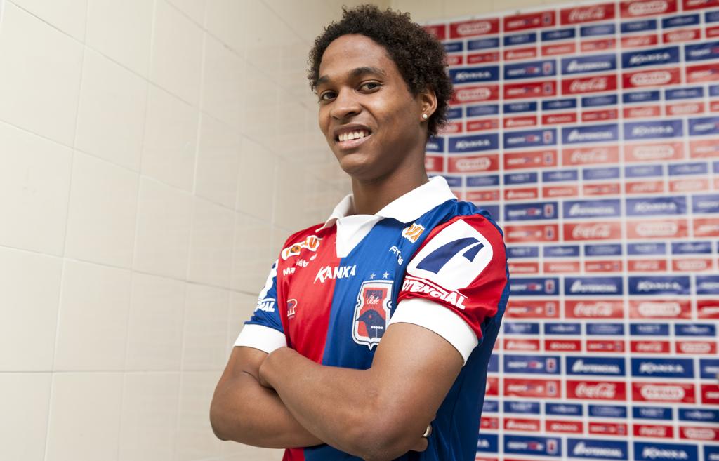 Wendell sendo apresentado no Paraná em 2012: lateral foi titular durante boa parte da Série B | Marcelo Andrade/ / Gazeta do Povo