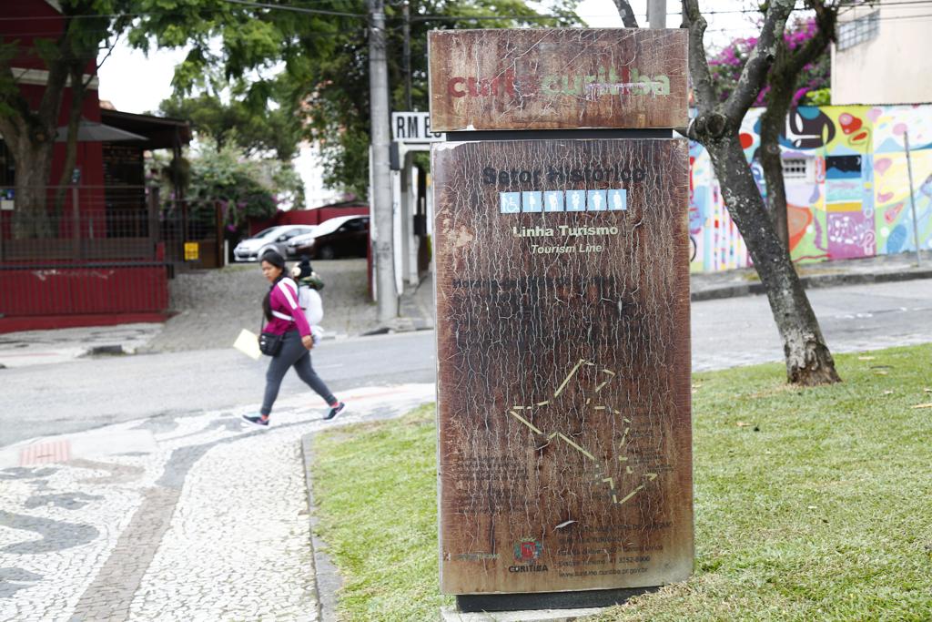 Um turista confundiu o totem explicativo localizado no Centro Histórico com uma lixeira | Aniele Nascimento/Gazeta do Povo