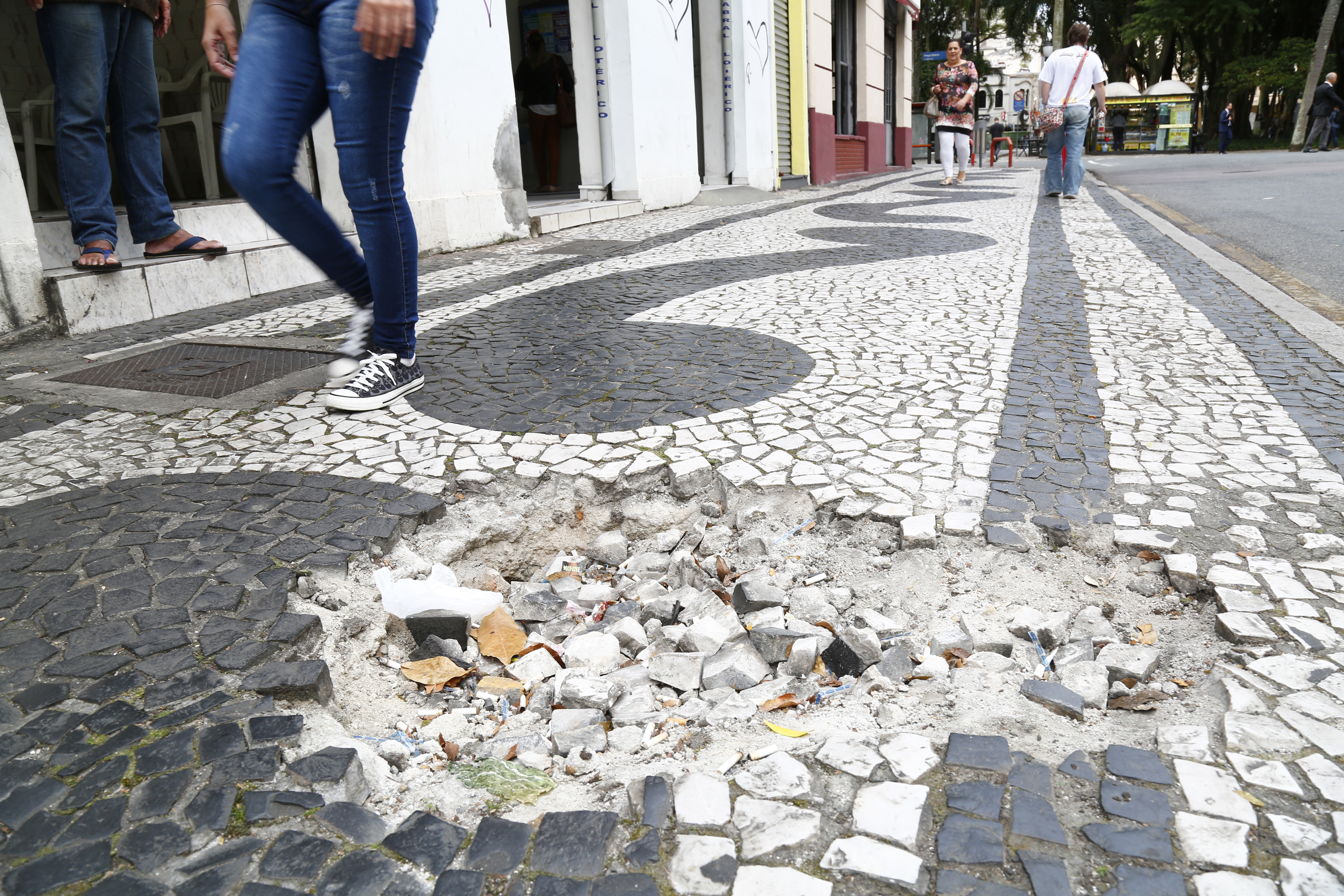Buraco na calçada da Alameda Cabra, quase esquina com a Praça Osório, no Centro. | Aniele Nascimento/Gazeta do Povo