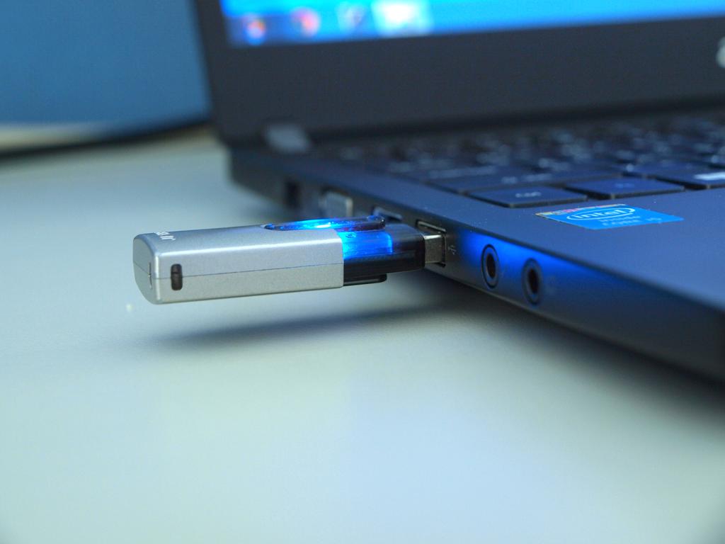 Pen drive esperado em um notebook. | G. T. Wang/Flickr
