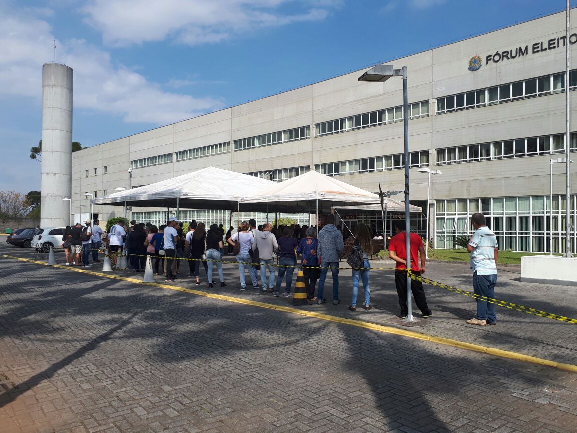 Fila no TRE-PR se forma todos os dias desde a semana passada antes mesmo do atendimento começar. | Angieli Maros/Gazeta do Povo