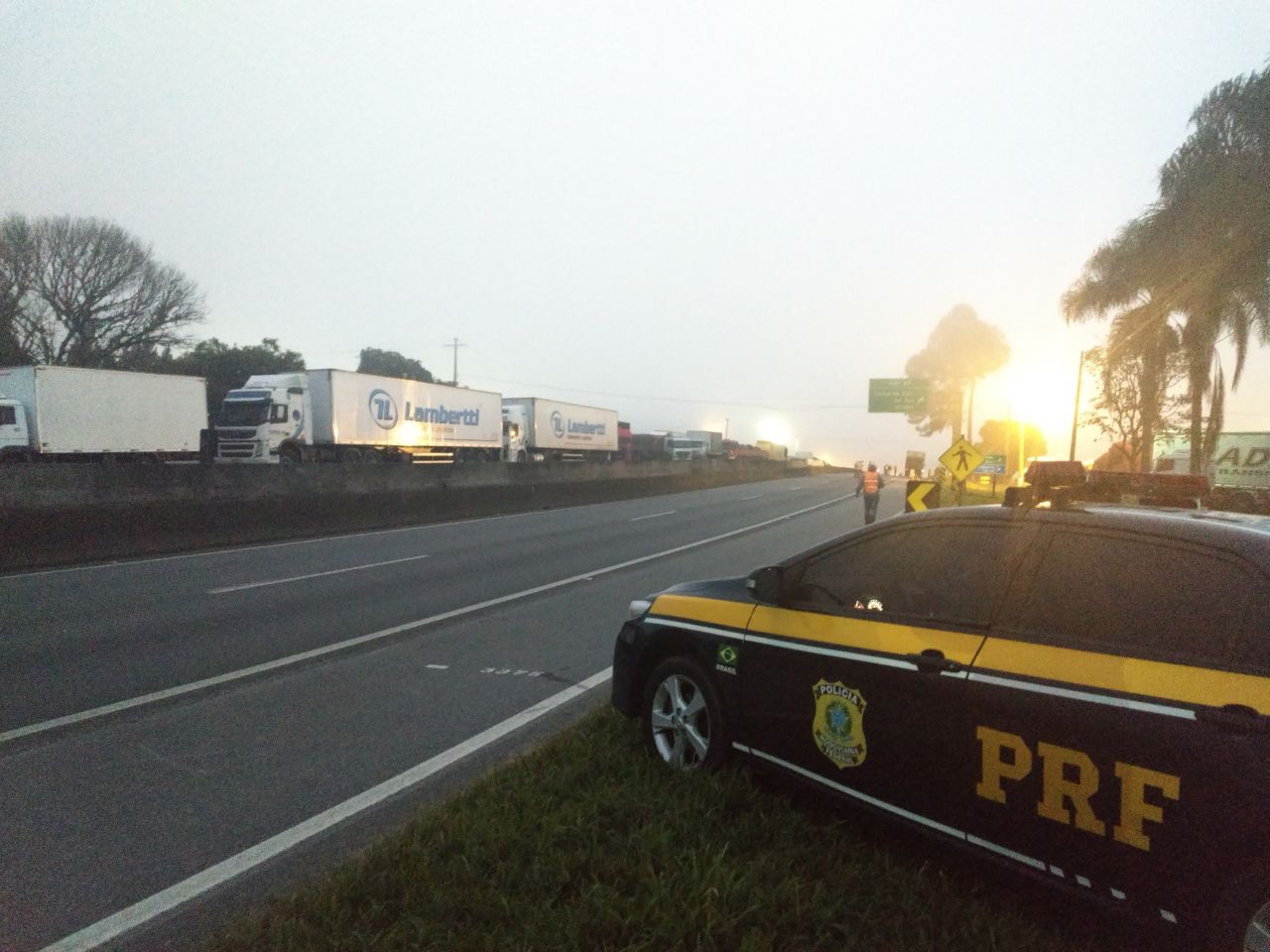 Protesto dos caminhoneiros na BR-116, em Quatro Barras, na região de Curitiba, não atrapalha o trânsito. | PRF/