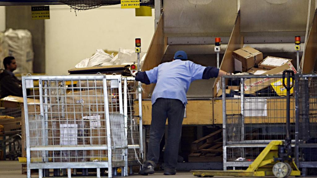 Correios informaram que, até a última sexta-feira (25), o número de encomendas entregues pela instituição em todo o país foi cerca de 40% menor na comparação com um dia normal | Albari Rosa/Gazeta do Povo