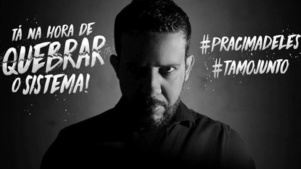 Imagem  da capa da página no Facebook de André Janones.