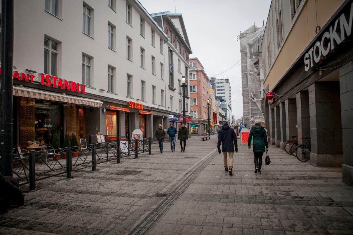 Uma rua em Oulu, Finlândia, 14 de novembro de 2016. O desconforto público cresceu no país com a ideia de distribuir dinheiro do governo sem exigir que os destinatários procurassem trabalho. | JANNE KORKKO/NYT