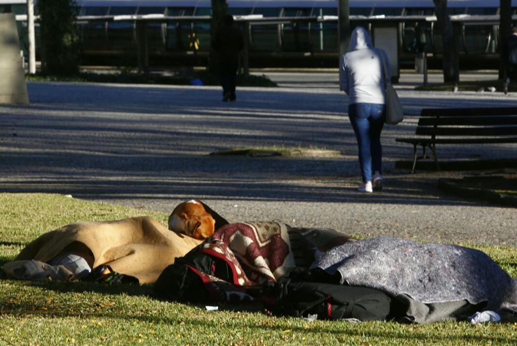 Moradores de rua dormem na Praça Rui Barbosa na manhã de segunda-feira, o primeiro dia de frio intenso em Curitiba. | Aniele Nascimento/Gazeta do Povo