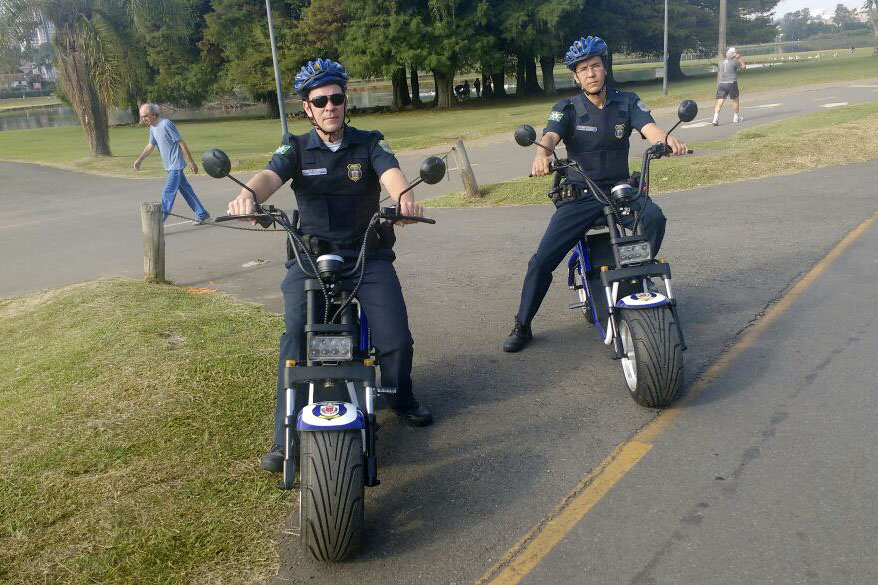 Scooters testadas pela Guarda Municipal têm autonomia de 40 horas e podem ter a bateria recarregada em qualquer tomada. | Guarda Municipal de Curitiba/