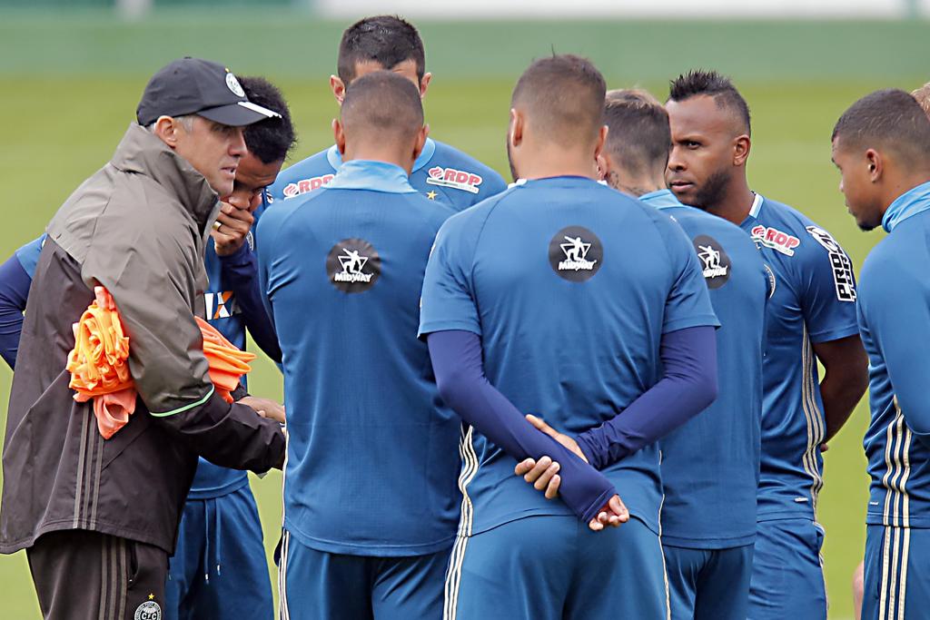 Técnico Eduardo Baptista orienta atletas antes de importante confronto da Série B | Albari Rosa/Gazeta do Povo