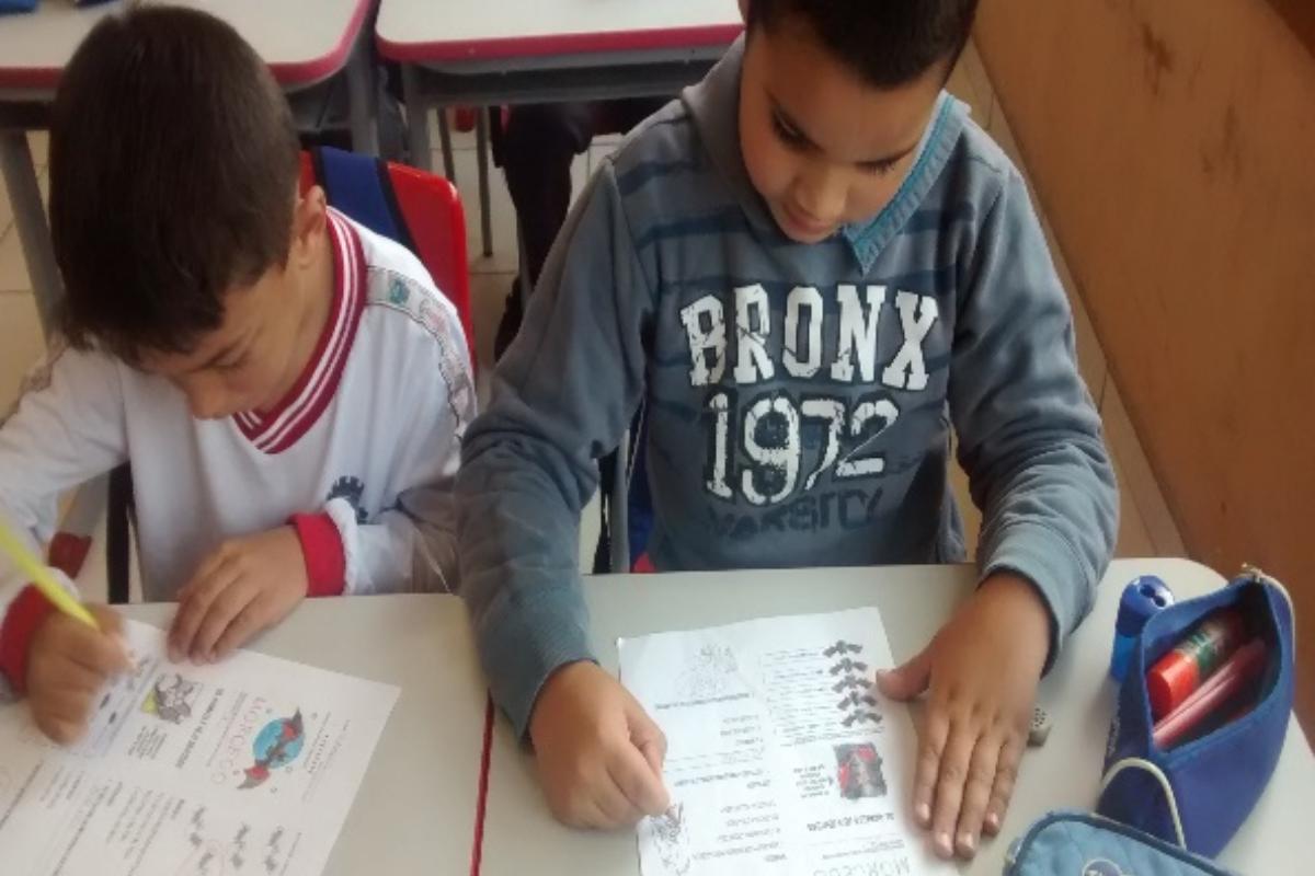 Os estudantes, do 2º ano do Ensino Fundamental, durante a prática realizada com o Ler e Pensar |
