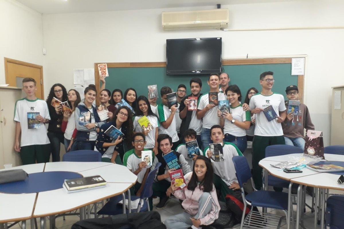 A troca de livros realizada entre a aluna Nicole e sua turma, no Sesi de Arapongas. |