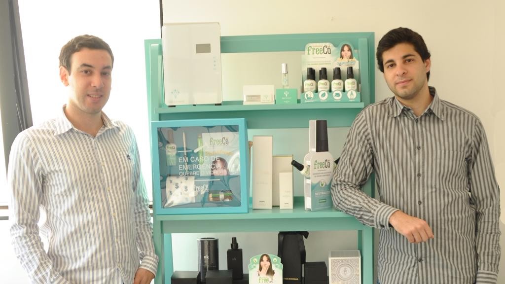 A startup Freecô,  dos sócios Rafael Nasser e Renato Radomysler, faturou R$ 12 milhões  em 2017 com  produto que bloqueia  o mau cheiro do  “número  2”.