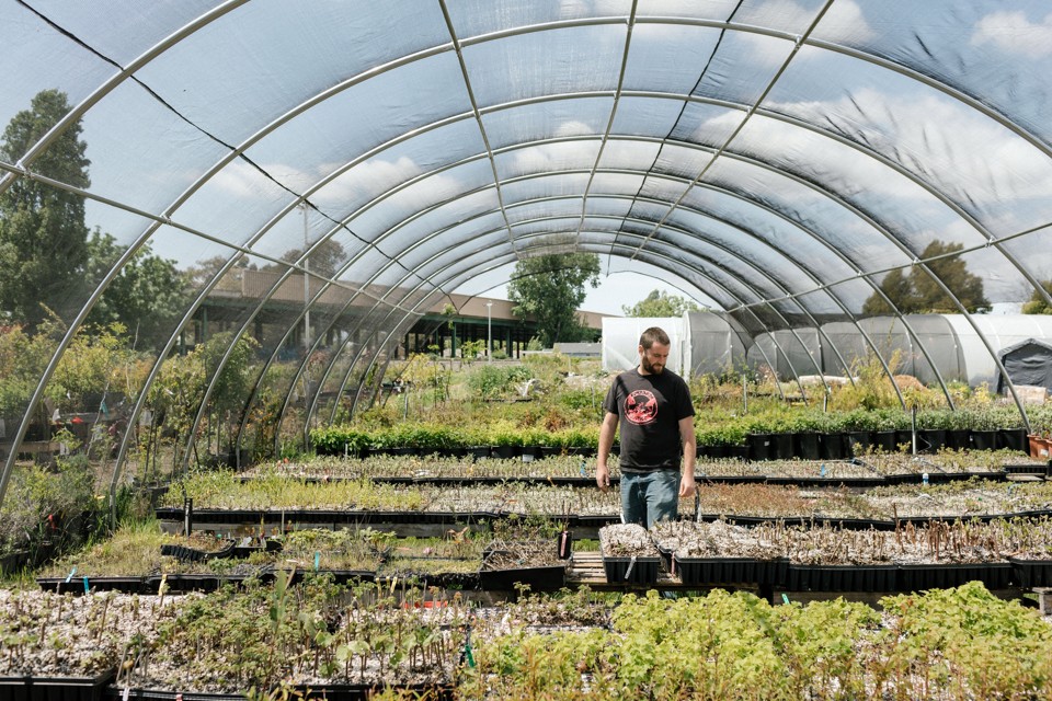 Anthony Forrest foi contratado pela entidade após passar 25 anos preso. Agora, ele ensina jardinagem em uma escola em Oakland, Califórnia | JASON HENRY/NYT