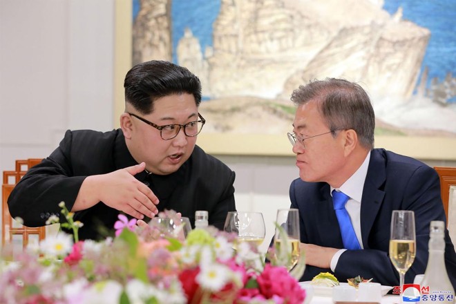 A Agência Coreana de Notícias da Coreia (KCNA) mostra o líder da Coréia do Norte Kim Jong Un (à esquerda) e o presidente da Coreia do Sul, Moon Jae-in (à direita) conversando durante o jantar oficial no final de sua cúpula histórica em Panmunjom. | STRAFP