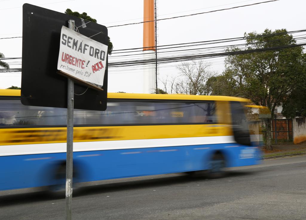 “Semáforo urgente”: placa pede que vizinhos liguem para a prefeitura solicitando um sinaleiro no trecho. | Aniele Nascimento/Gazeta do Povo