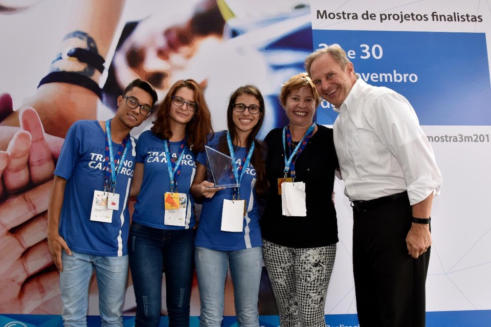Kaíque Gonçalves Ferreira, Elizandra Larissa da Silva e Vitória Ventura, foram premiados na 5ª Mostra 3M de Ciências e Tecnologia, ainda em 2017. | Divulgação.