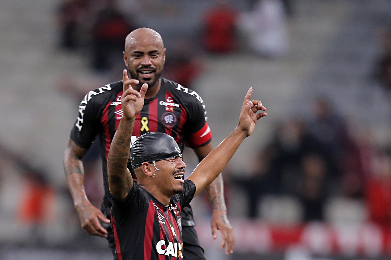 Carleto celebra gol de falta contra o Cruzeiro. Furacão sofreu a virada. | Albari Rosa/Gazeta do Povo