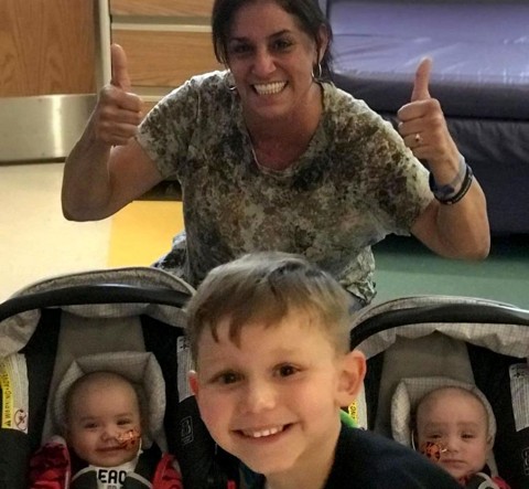 Michael DeMasi Jr., de quatro anos, com seus irmãos gêmeos e sua avó | Robin Pownall/Arquivo Pessoal