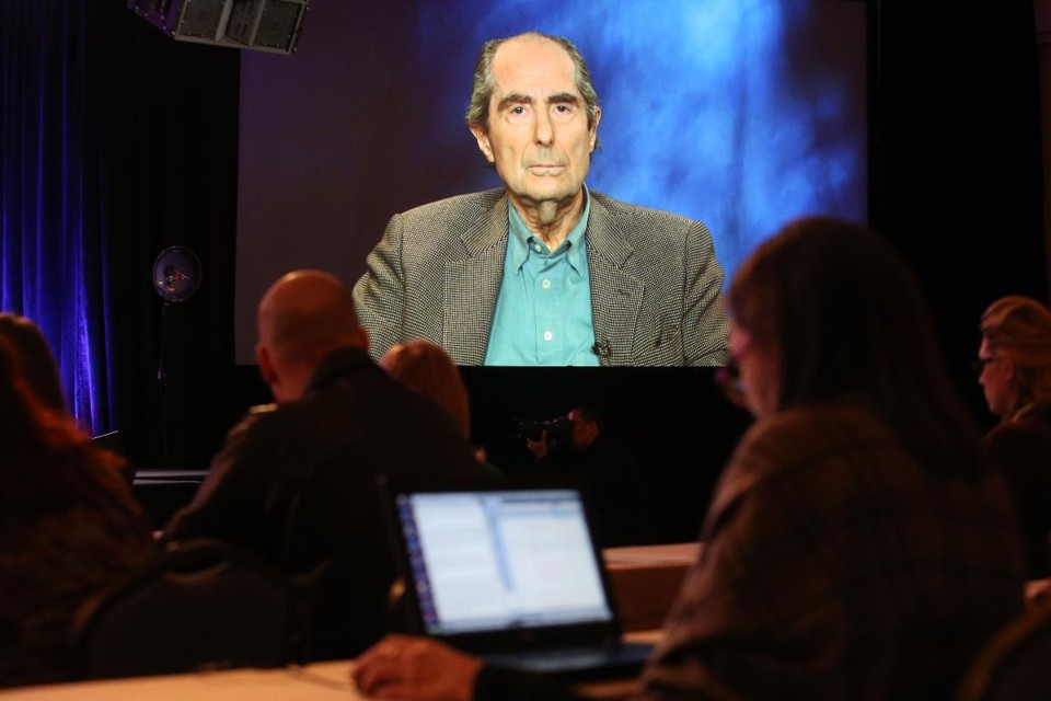 Um dos lemas de Roth – nascido em Newark, estado de Nova Jersey e formado em literatura pela Universidade de Chicago – era o seguinte: “Você precisa ficar irritado para a começar a ver alguma coisa” | FREDERICK M. BROWN/AFP