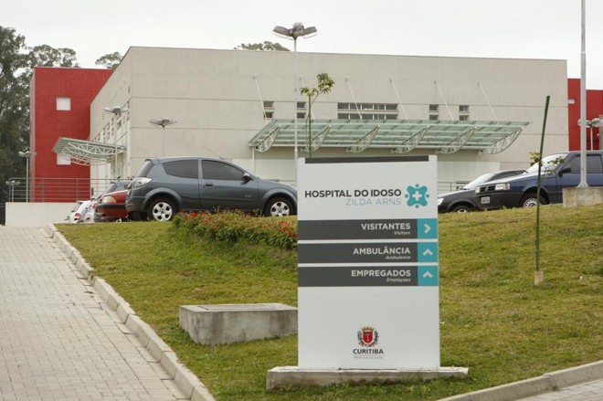 No Hospital do Idoso, procedimentos eletivos estão sendo cancelados por conta da falta de pessoal | Hugo Harada/Gazeta do Povo/Arquivo