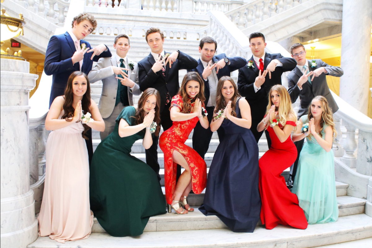 Daum e seus colegas na formatura: a imagem que causou revolta de muitos internautas e promoveu um debate sobre apropriação cultural nos EUA | Reprodução/Twitter