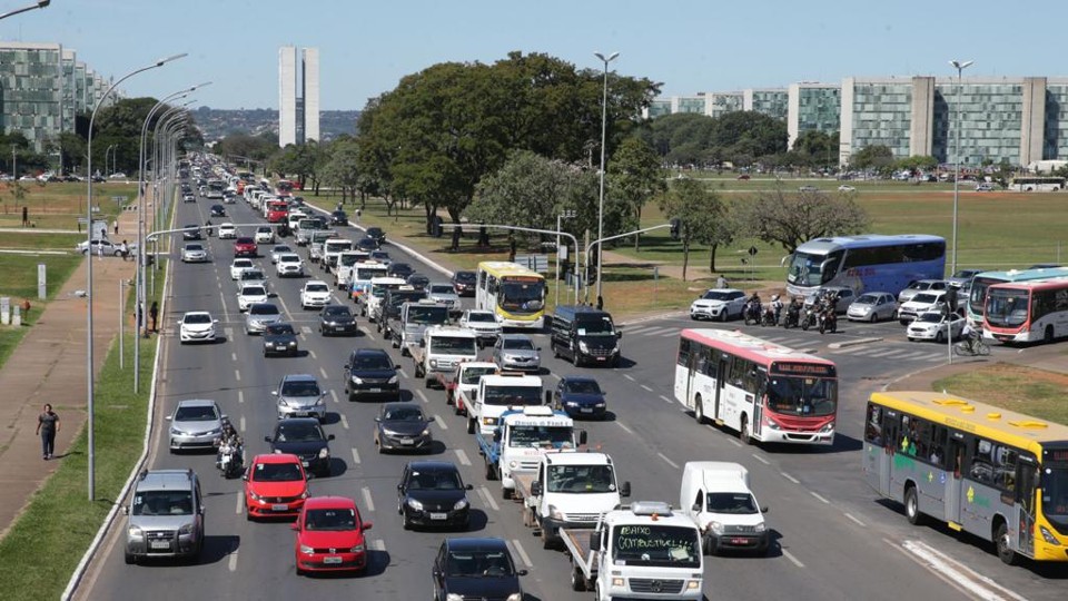 Governo propõe queda de 5 centavos no combustível para encerrar greve Protesto de caminhoneiros na Esplanada dos Ministérios, em Brasília, na terça-feira (22): grevistas consideraram medida do governo insuficiente e mantêm mobilização. | Antonio Cruz/Agência Brasil/Fotos Públicas