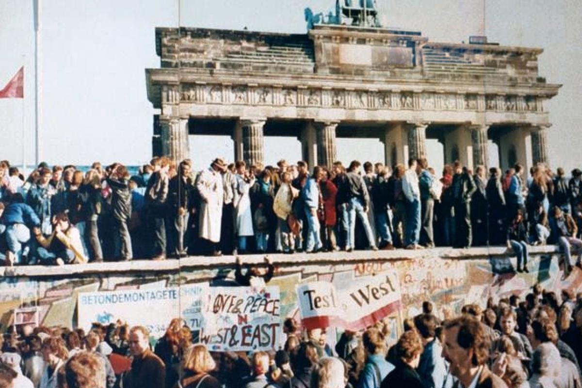 Alemães no Muro de Berlim dias antes de sua demolição. |