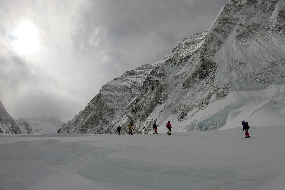 Montanhistas caminham próximo a um acampamento no Monte Everest, enquanto escalam pelo lado nepalense da montanha | PHUNJO LAMAAFP