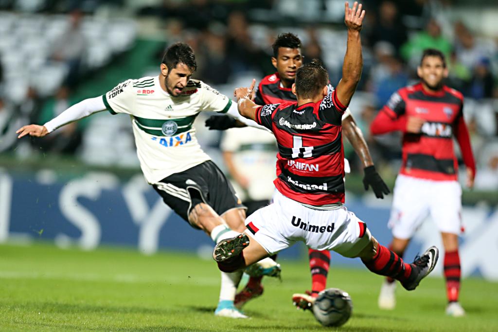 Bruno Moraes no jogo com o Atlético-GO em casa, no dia 17 de abril. Cobranças pela ausência de gols.; | Albari Rosa/Gazeta do Povo