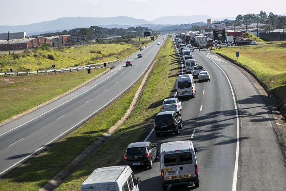 Racionamento total: como é a rotina na cidade do PR mais afetada pela greve Pista da BR-277 bloqueada no sentido Ponta Grossa na quarta-feira (23) devido à greve dos caminhoneiros. | Marcelo Andrade/Gazeta do Povo