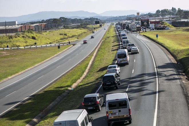 Pista da BR-277 bloqueada no sentido Ponta Grossa na quarta-feira (23) devido à greve dos caminhoneiros. | Marcelo Andrade/Gazeta do Povo