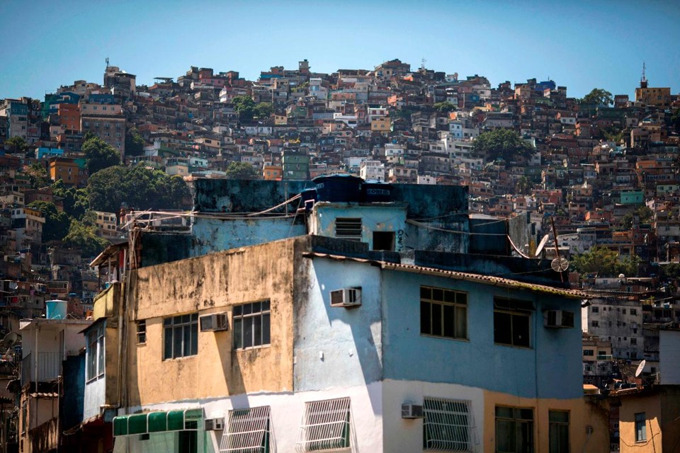 A pobreza no Brasil não diminuiu graças ao PT, e sim por causa da economia mundial Houve redução da pobreza no Brasil, mas a estagnação econômica do país, que culminou na crise entre 2014 e 2016, reverteu parte dos ganhos registrados em anos anteriores | MAURO PIMENTEL/AFP