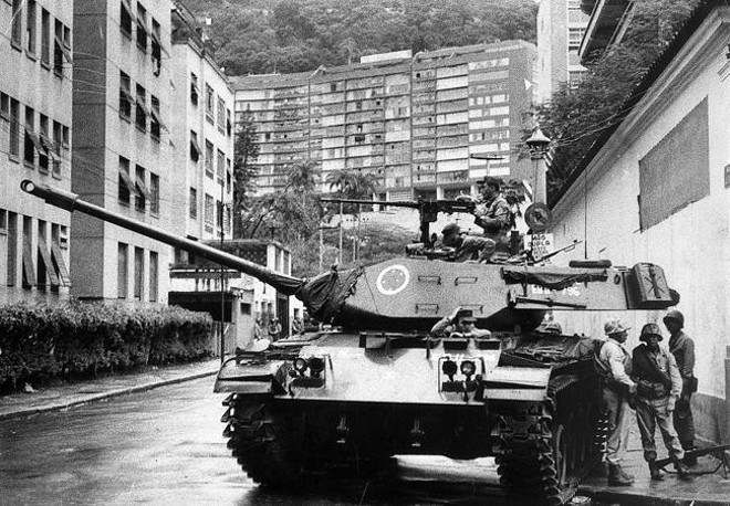 Rio de Janeiro, dia do golpe (31/3/64): tanque para em frente à casa do presidente deposto João Goulart. | Fotos: Arquivo/Estadão Conteúdo