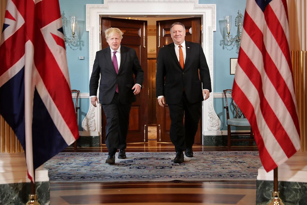 O secretário britâncio das Relações Exteriores, Boris Johnson (à esq.), e o secretário de Estado dos EUA, Mike Pompeo (à dir.), durante uma reunião para discutir sobre o acordo com o Irã | CHIP SOMODEVILLA/AFP