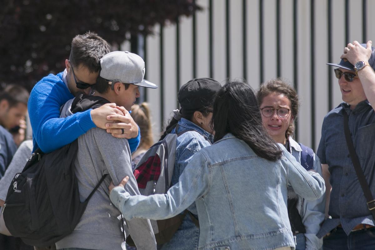 Estudantes se reúnem com amigos e familiates após tiros terem sido disparados na Highland High School, em Palmdale | DAVID MCNEW/AFP