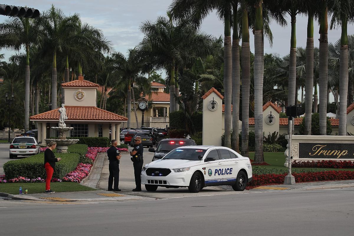 Polícia bloqueia a entrada do resort Trump National Doral Miami depois que um atirador abriu fogo nesta sexta-feira (18), na Flórida. | JOE RAEDLEAFP