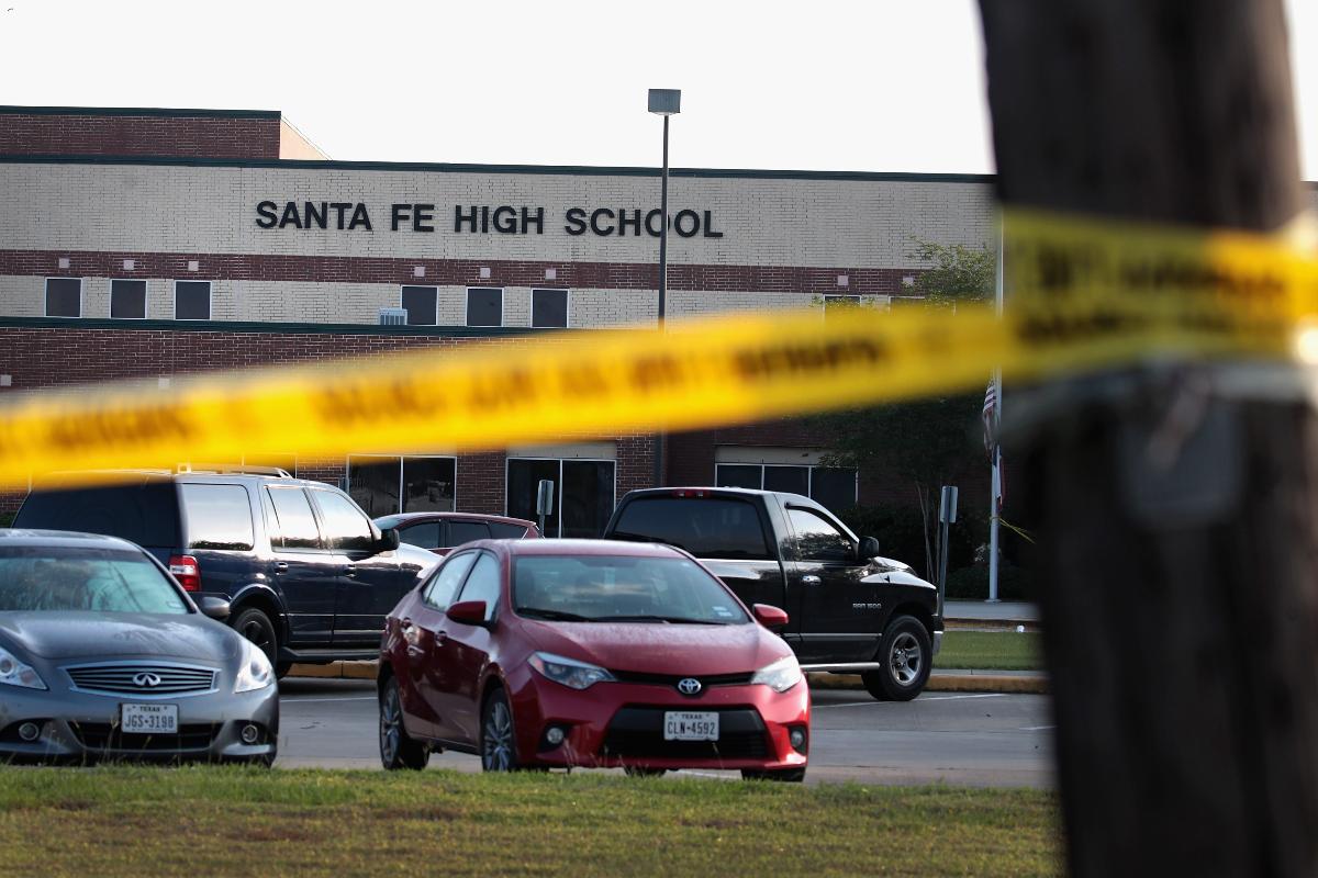 Escola na cidade de Santa Fé, Texas, onde um atirador matou dez pessoas e deixou outras dez feridas, na sexta-feira (18) | SCOTT OLSONAFP