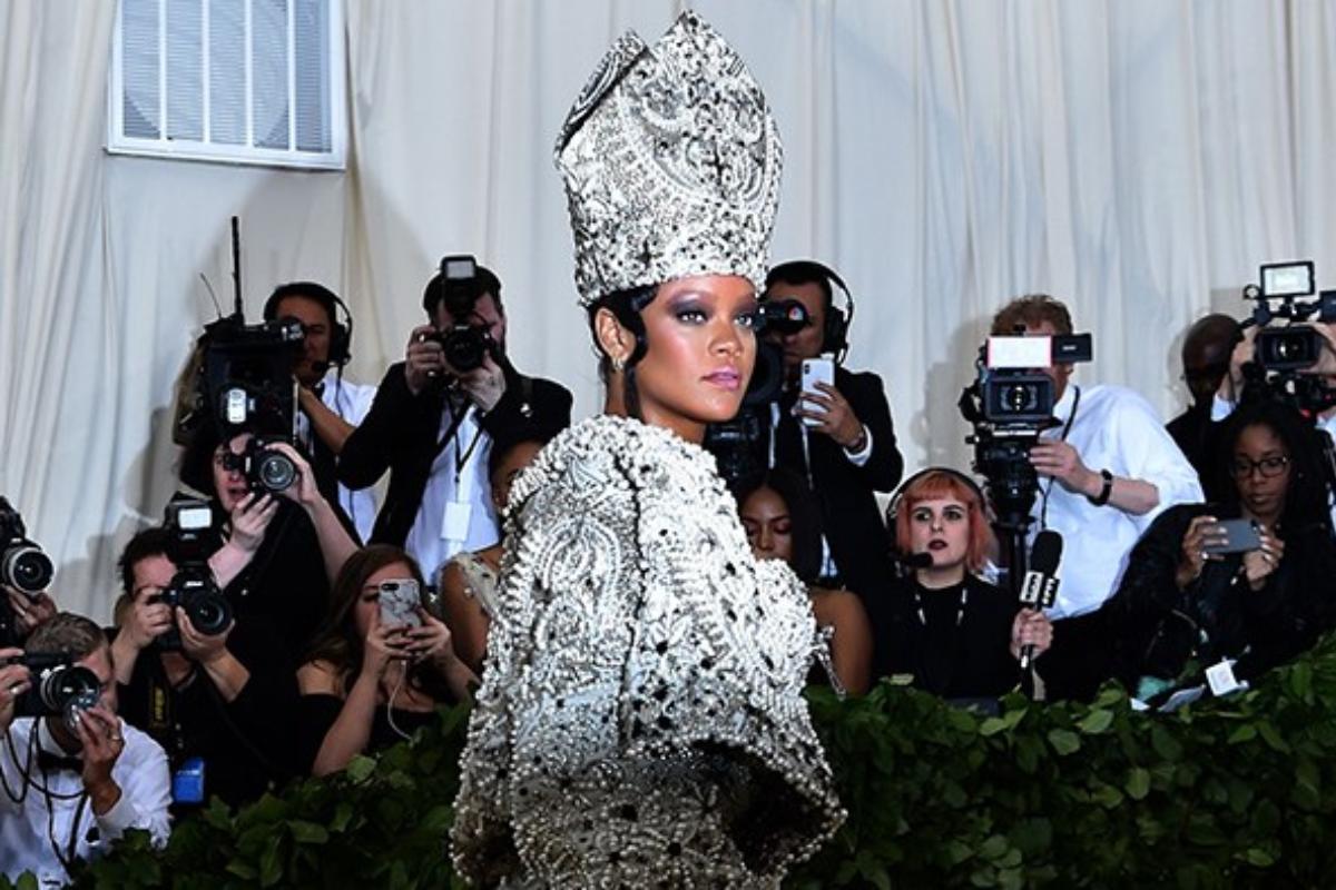Cantora Rihanna chega para evento vestida de Papa | Hector RetamalAFP/Getty Images