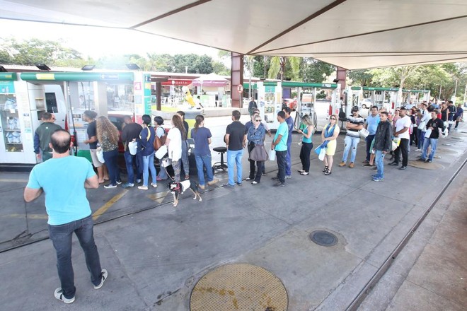 A situação é tão crítica que até fila de pedestres para comprar gasolina em galões já são registradas nos poucos postos que ainda têm o combustível em Brasília. | André Dusek/ Estadão Conteúdo