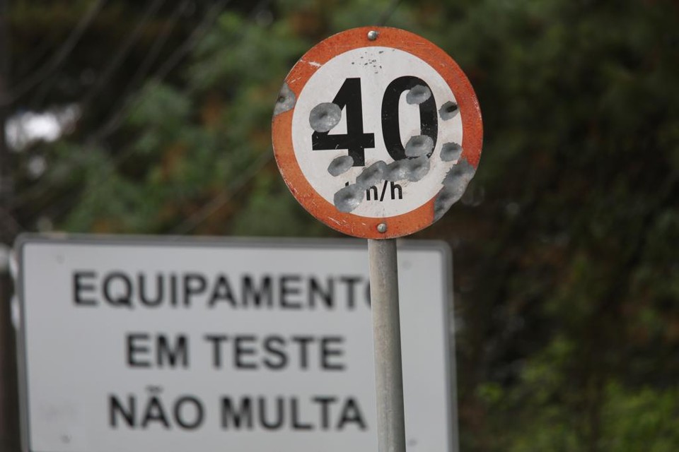 Placa de trânsito com marcas de tiro. | ATILA ALBERTI/Tribuna do Parana